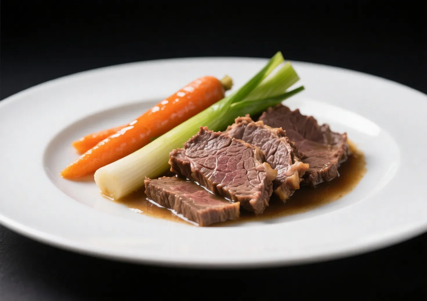Assiette de pot-au-feu avec des tranches de bœuf tendre, des carottes glacées et des poireaux, dressée de manière élégante.