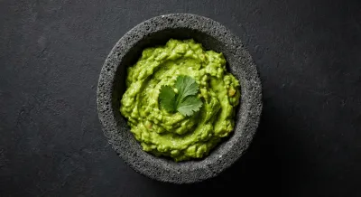 Bol de guacamole frais pour accompagnement fajitas