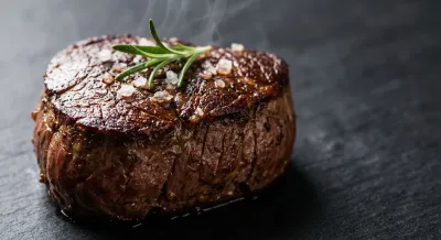 Vue rapprochée d'un tournedos de bœuf parfaitement cuit