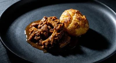 Gros plan iconique d'une portion de tripes et son accompagnement