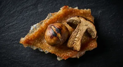 Gros plan d'un marron et d'un cèpe rôtis, garniture emblématique de la poularde.