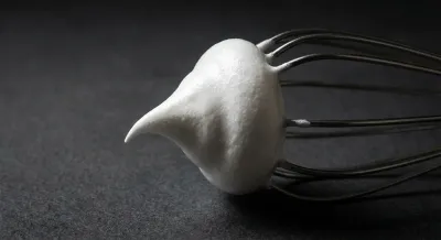 Gros plan iconique d'un fouet avec une meringue ferme.