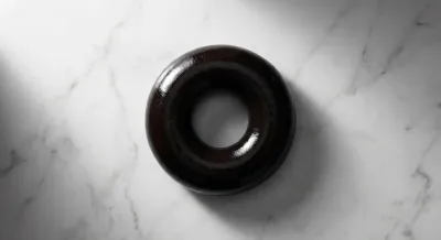 Gros plan iconique d'un boudin noir sur marbre blanc