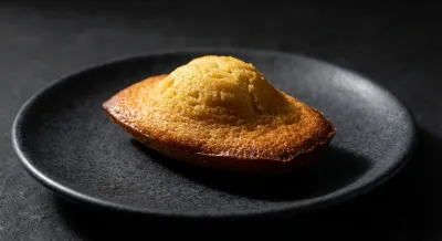 Gros plan sur une madeleine parfaite et moelleuse