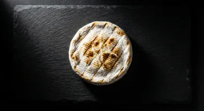 Gros plan iconique d'un camembert rôti parfait